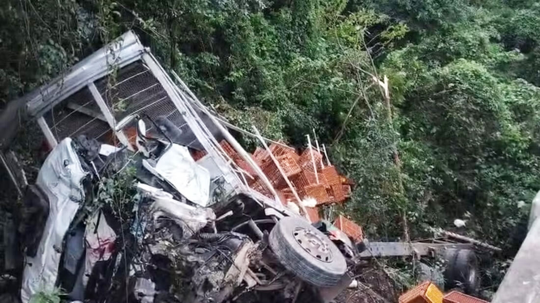 Capa Caminhoneiro morre após veículo despencar de ponte na BR-386