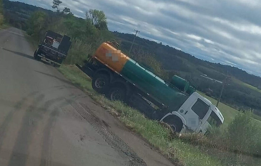 Capa Caminhão sai da pista na ERS-404 entre Sarandi e Rondinha