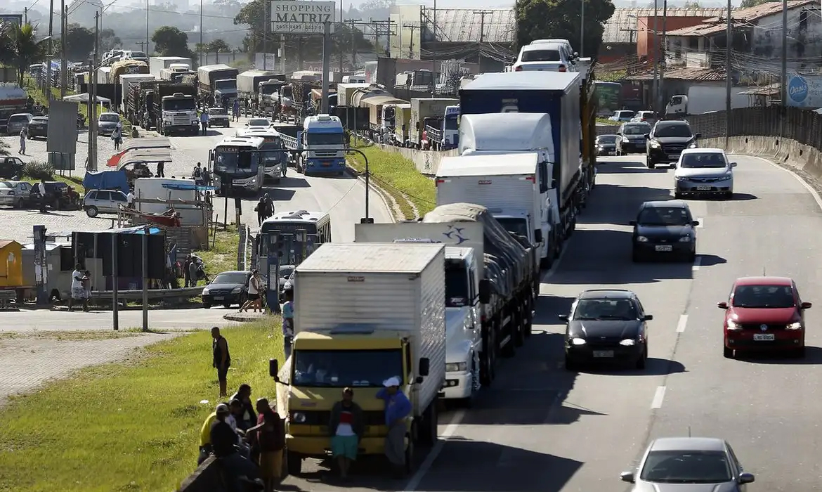 Capa Com MP do piso mínimo do frete, caminhoneiros descartam greve