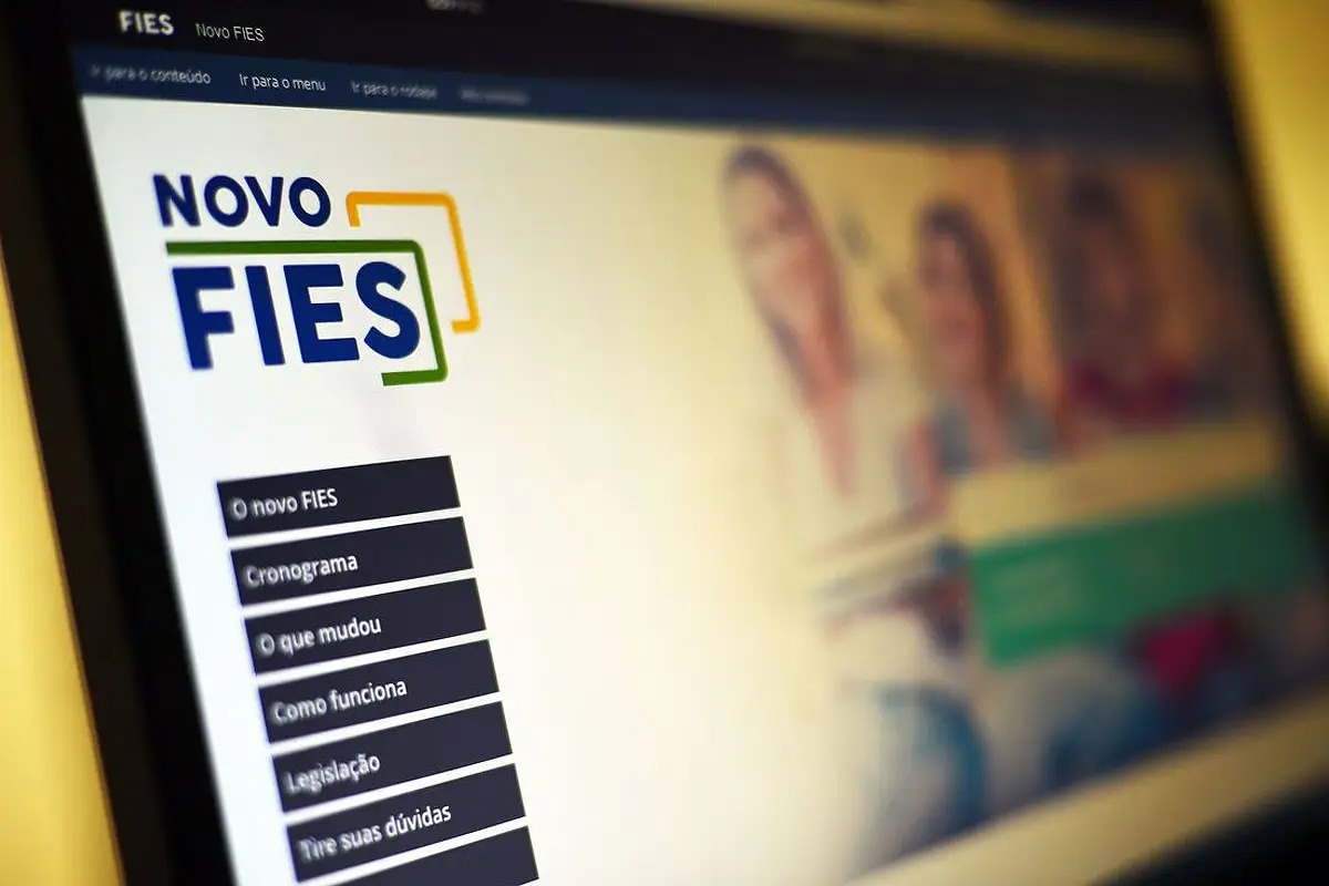 Capa FIES abre prazo para instituições cadastrarem vagas remanescentes do segundo semestre