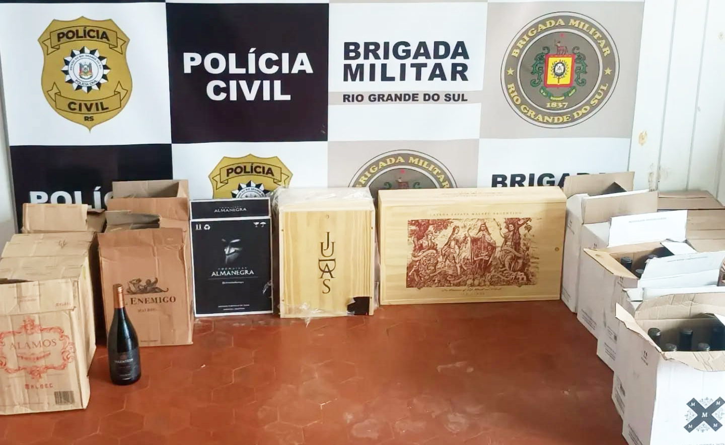 Capa Forças de segurança apreendem carga de vinhos contrabandeados em Três Passos