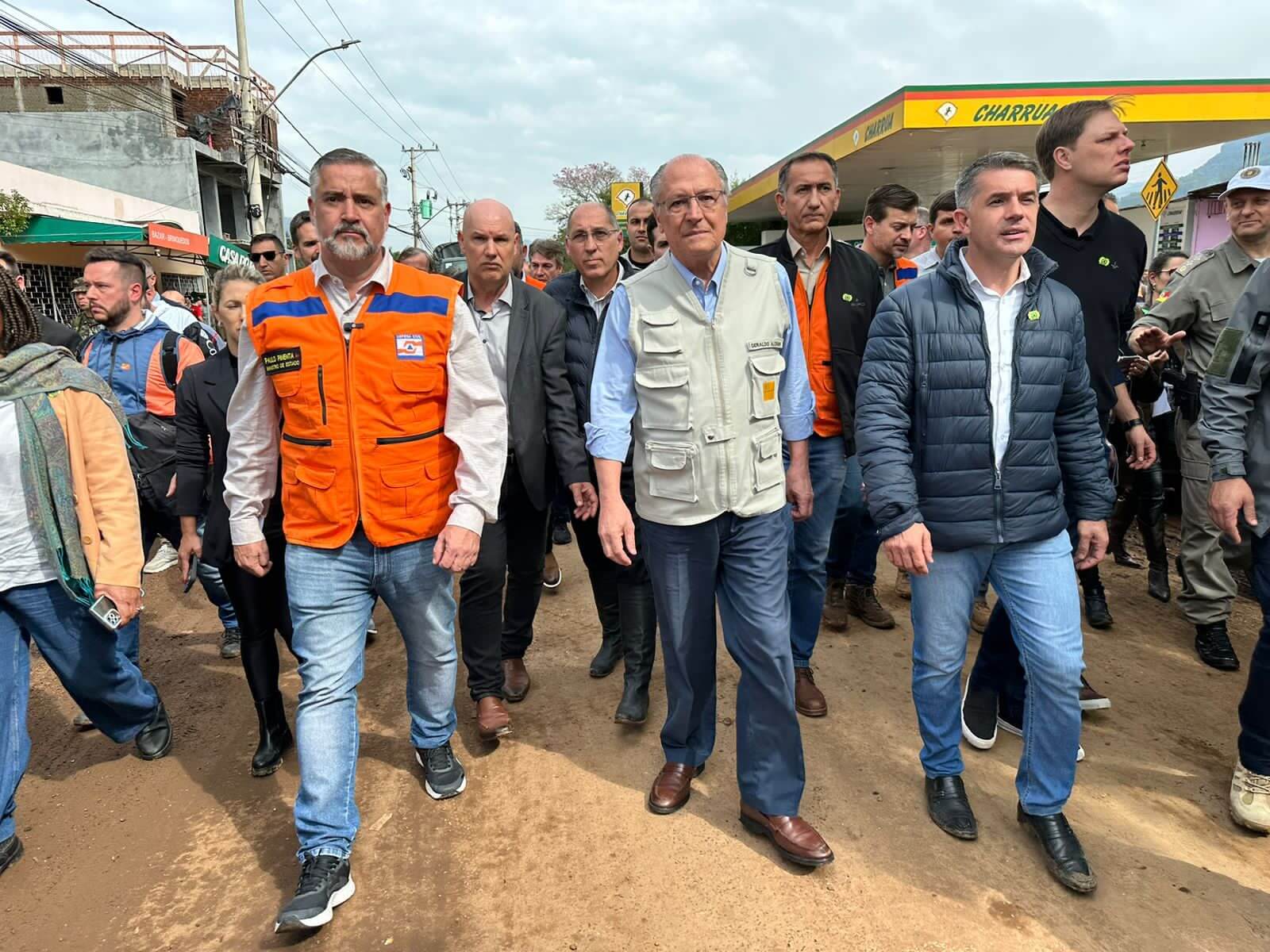 Capa Presidente em exercício visita, com ministros, regiões afetadas pelas chuvas no RS