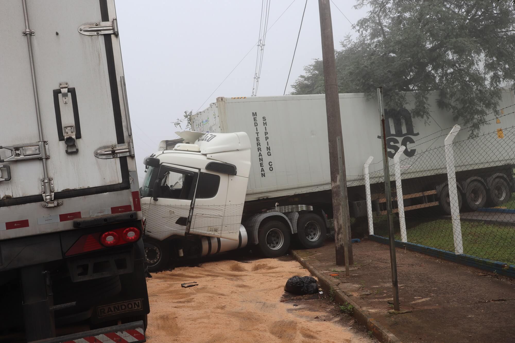 Capa Três Passos: acidente envolvendo duas carretas na unidade da JBS