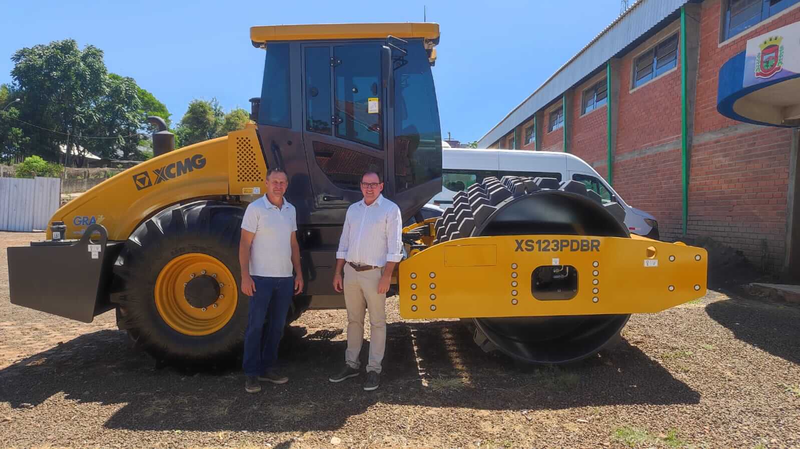 Capa Cerro Grande investe R$ 732 mil e adquire rolo compactador e ensiladeira frontal