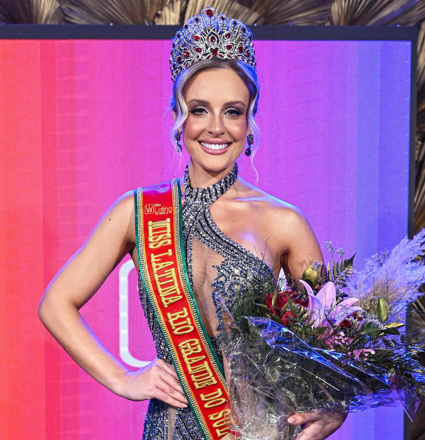 Capa Emili Piovesan, de Ametista do Sul, é coroada Miss Latina Rio Grande do Sul