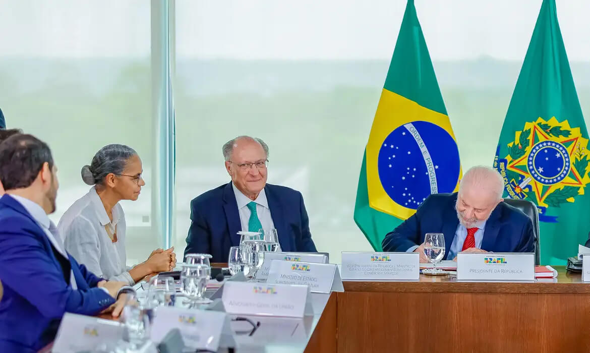 Capa Lula envia projeto que aumenta pena para crimes ambientais
