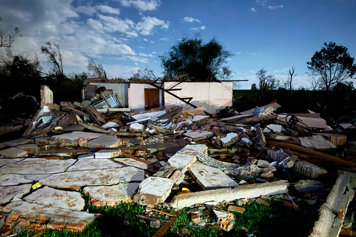 Capa Famílias tiveram casas destruídas, animais morreram e quatro pessoas ficaram feridas após passagem de tornado
