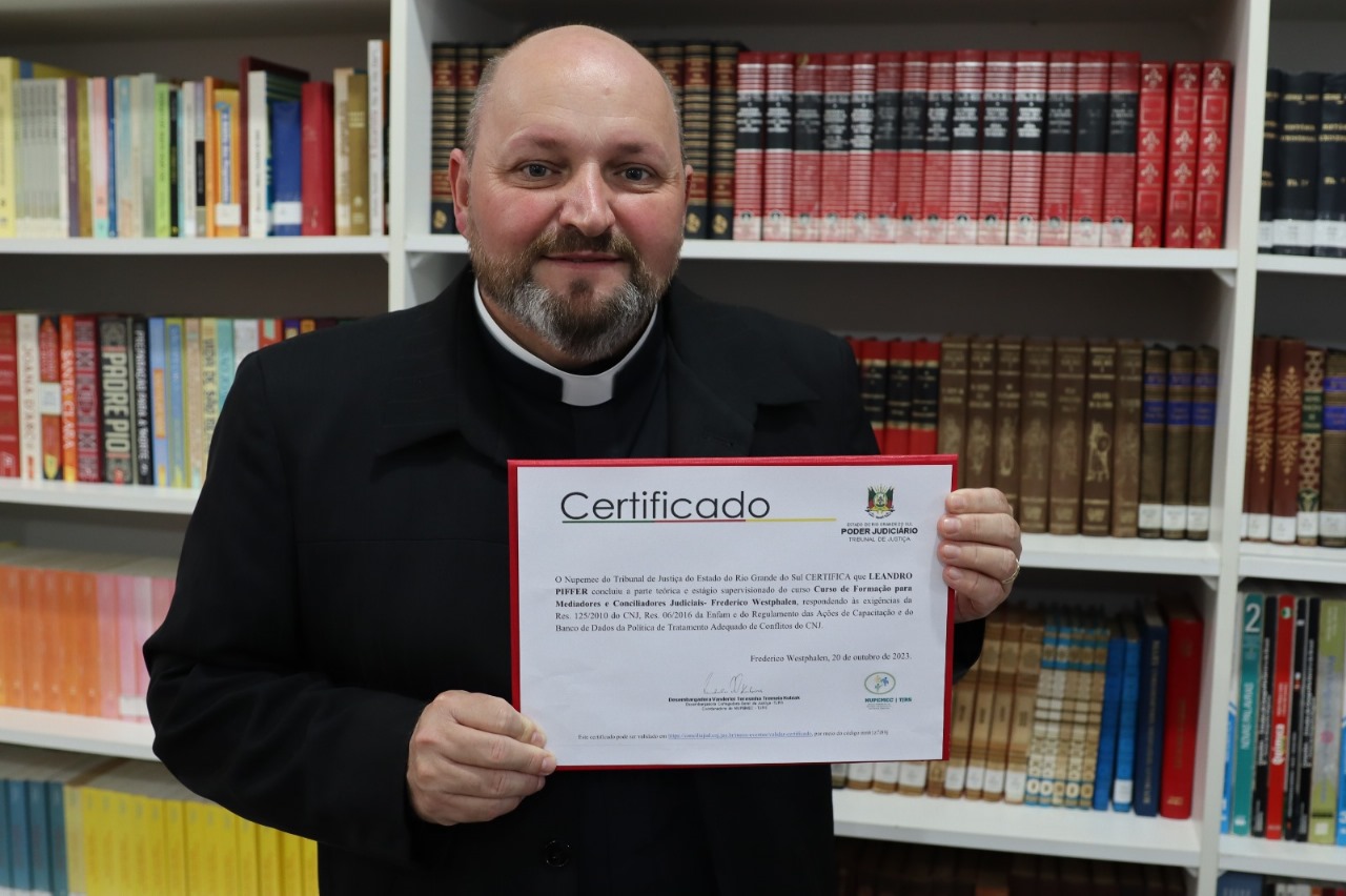 Capa Padre Leandro Piffer recebe certificação em Mediação Cível
