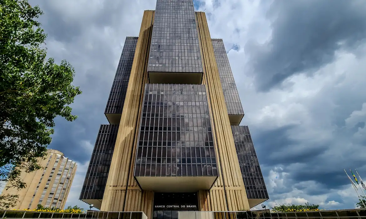 Capa Banco Central indica que interromperá altas e manterá Selic a 15%