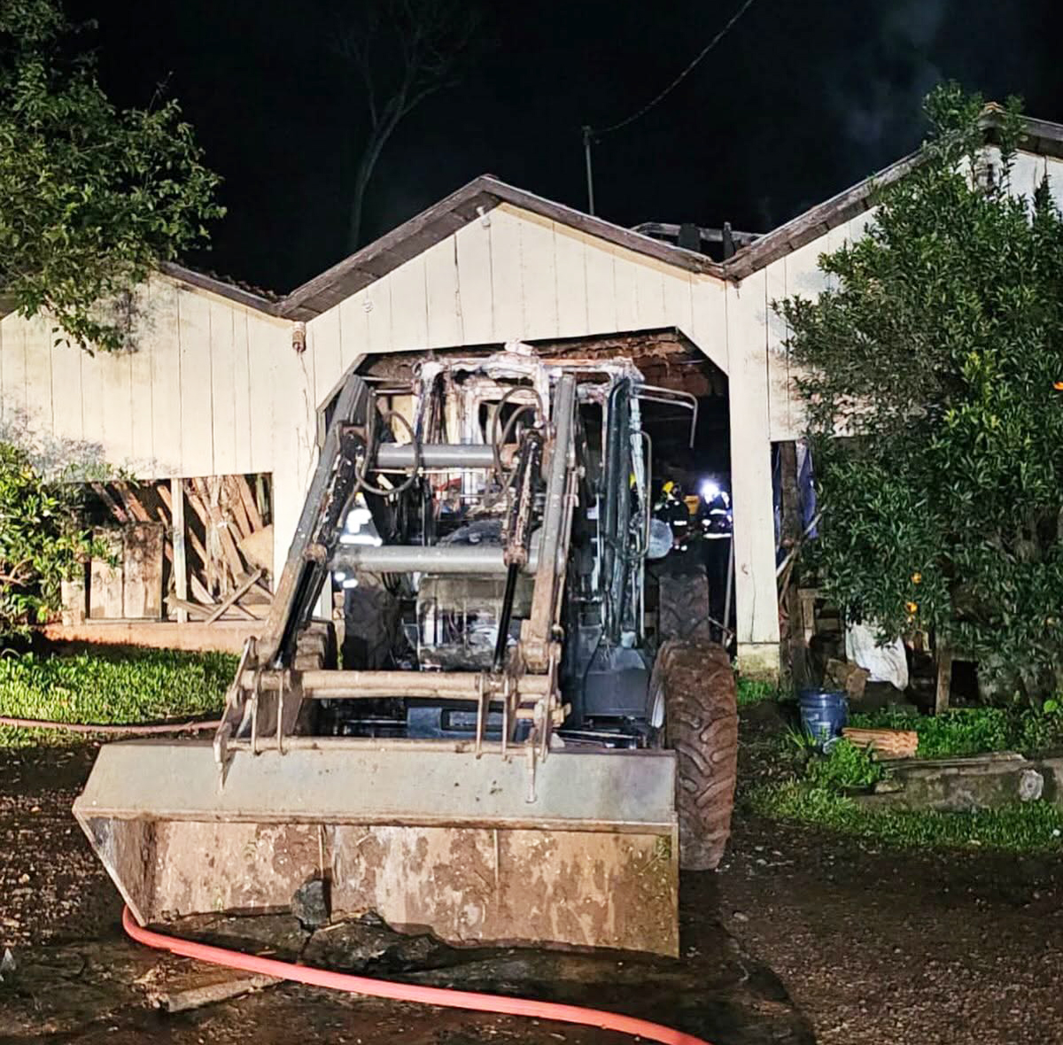 Capa Incêndio atinge galpão e destrói trator e equipamentos no interior de Itapiranga