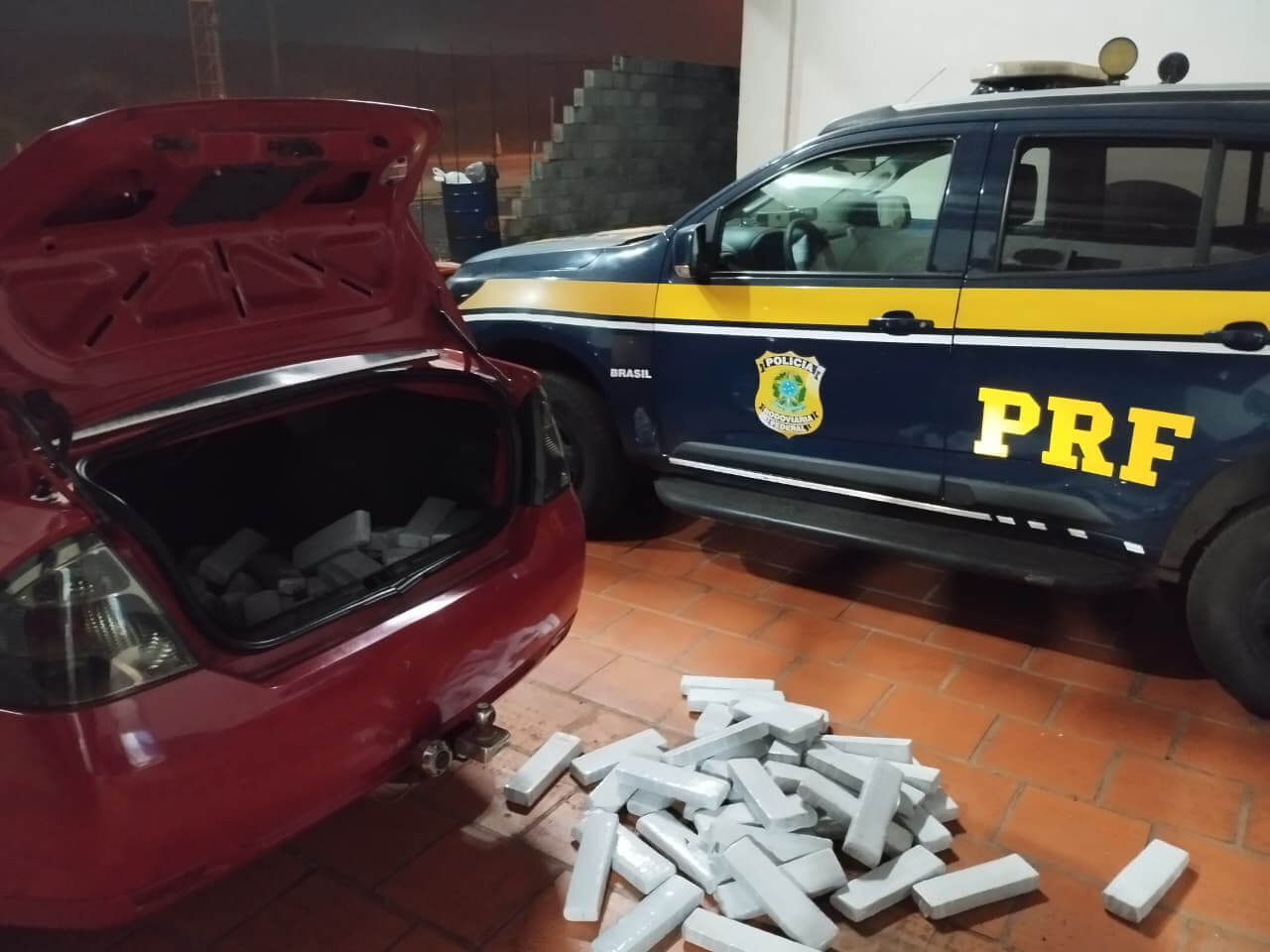 Capa PRF apreende 63 kg de maconha em veículo na BR-386 em Seberi durante a madrugada