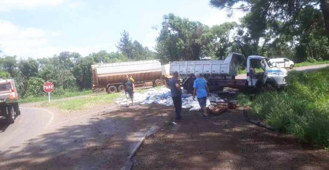 Capa Caminhão tomba na RS-344 e motorista morre em Santa Rosa