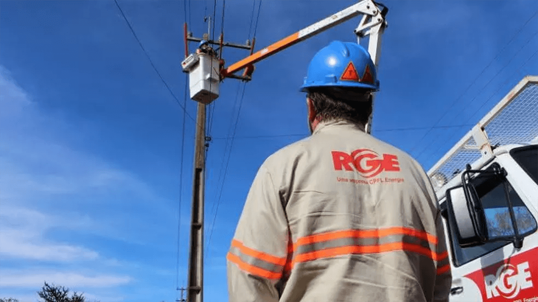 Capa Oito mil clientes seguem sem luz desde a sexta-feira passada na área de concessão da RGE