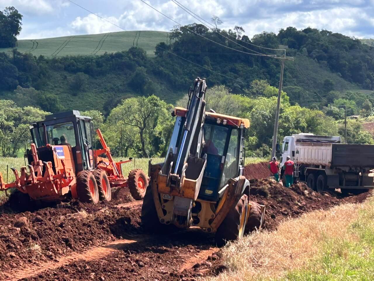 Capa Iniciam as obras de asfaltamento na estrada entre Erval Seco e Dois Irmãos das Missões
