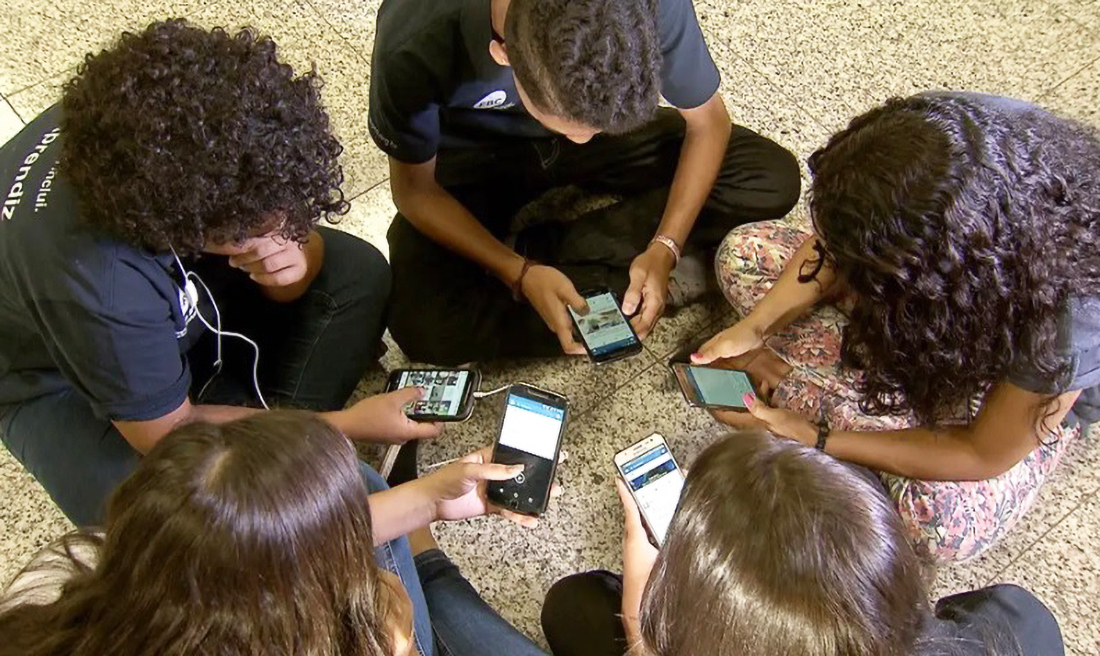 Capa Comissão de Educação aprova projeto que proíbe celular em escolas