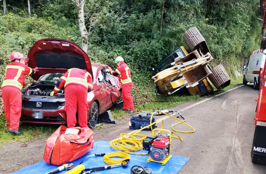 Capa Retroescavadeira cai de caminhão e atinge carro em rodovia gaúcha