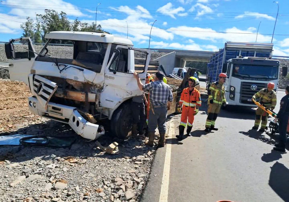 Capa Colisão lateral entre dois caminhões mobiliza socorro no trevo da BR-386 em Soledade