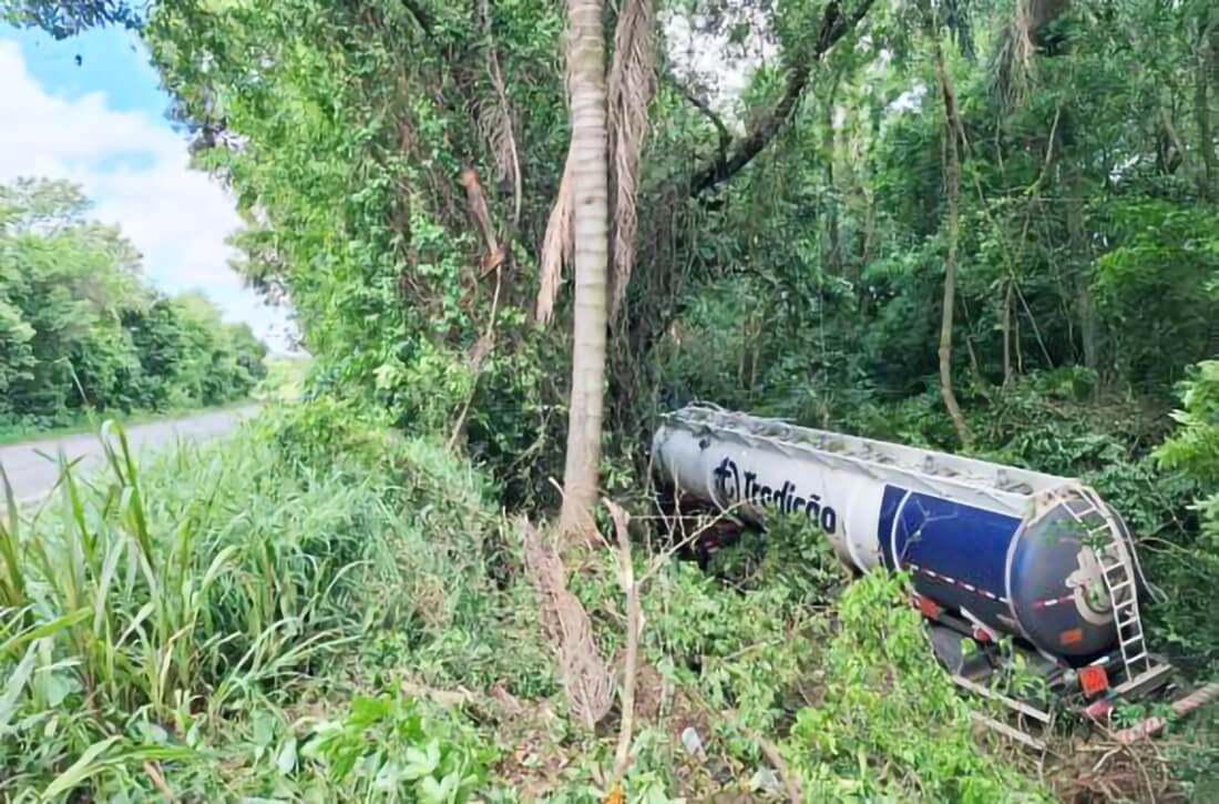 Capa Caminhão-tanque sai da pista na BR-285 entre Ijuí e Panambi