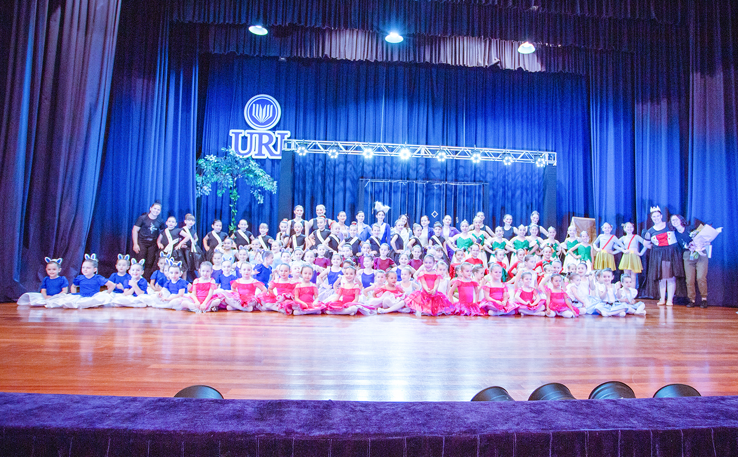 Capa Em Cena Centro de Dança participa do Festival Atena com mais de 100 bailarinas