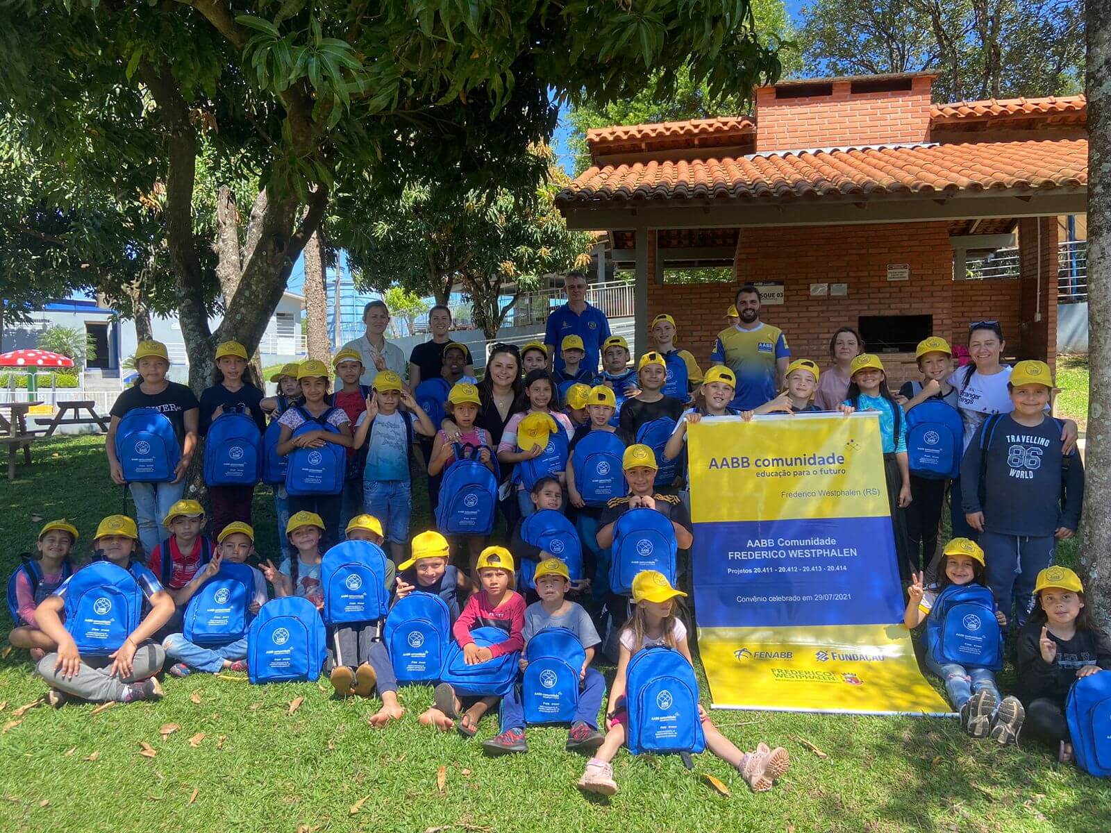 Capa Crianças do Projeto AABB Comunidade recebem kits esportivos