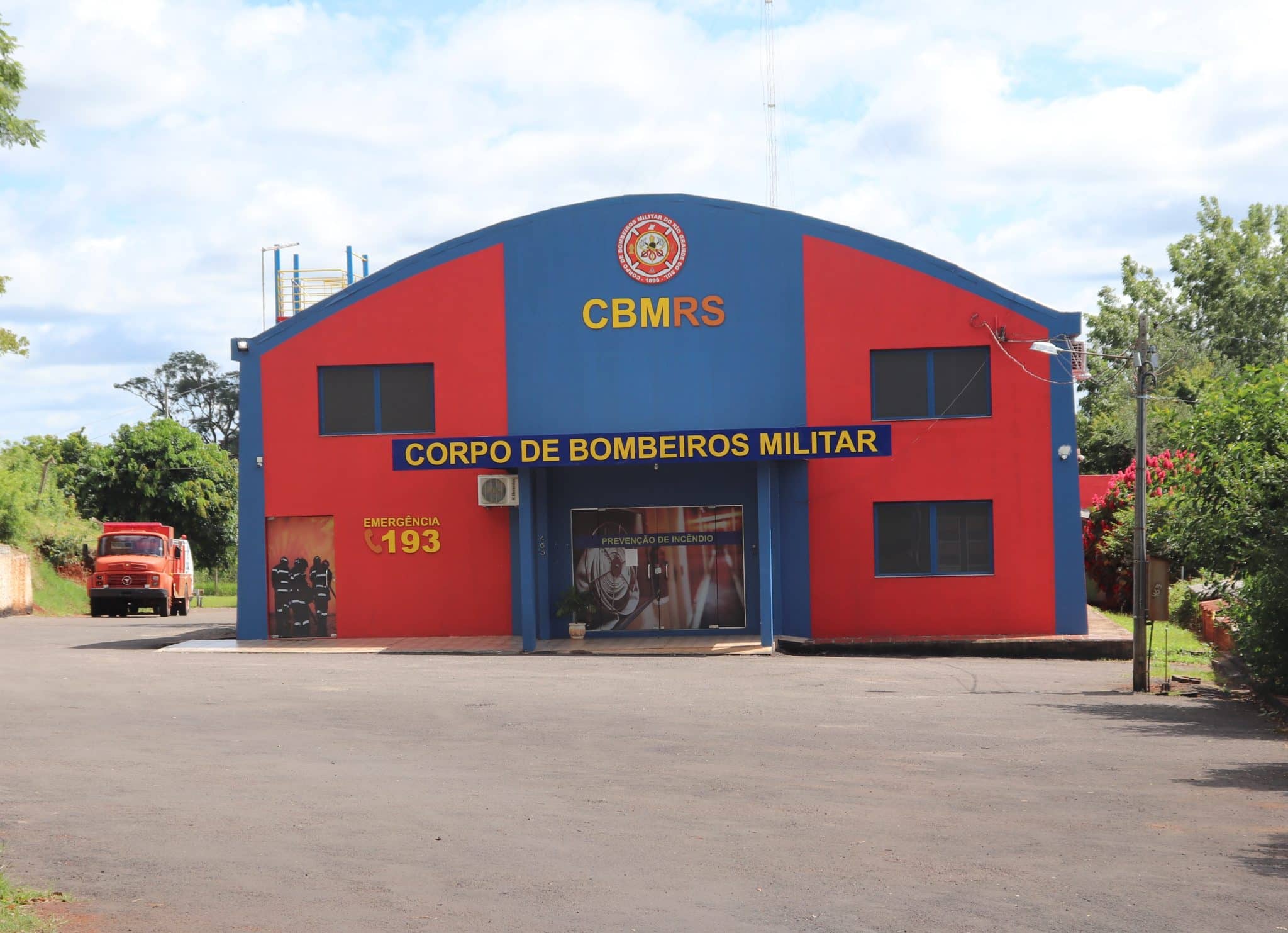 Capa Corpo de Bombeiros de Três Passos combate princípio de incêndio em residência