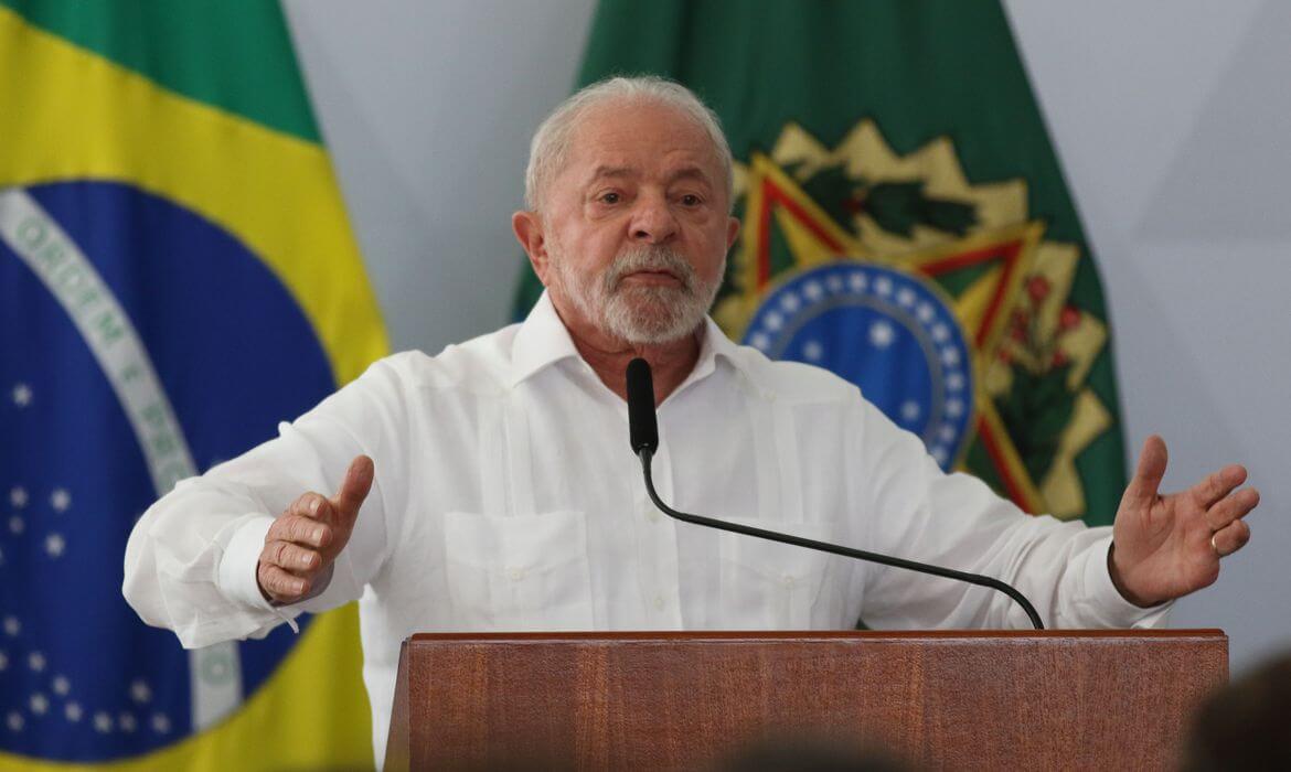 Capa Lula anuncia política de reajuste do salário mínimo e isenção de IR