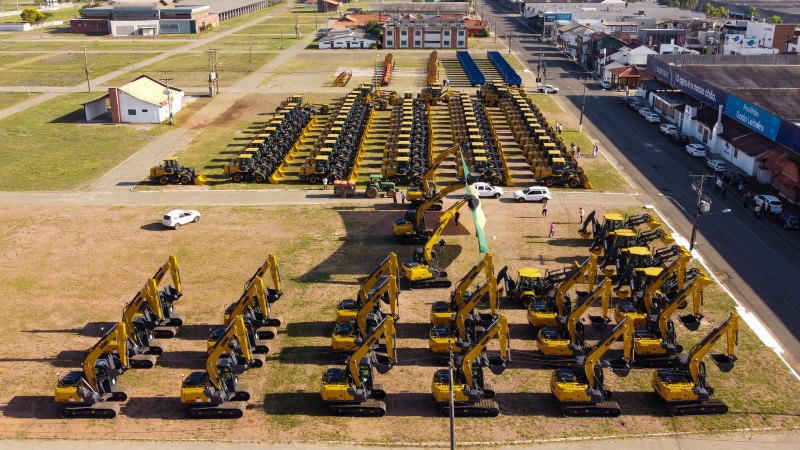 Capa Governador entrega máquinas e equipamentos agrícolas para 129 municípios