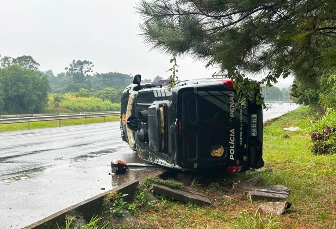 Capa Viatura da Polícia Penal capota na BR-386 durante transporte de detento