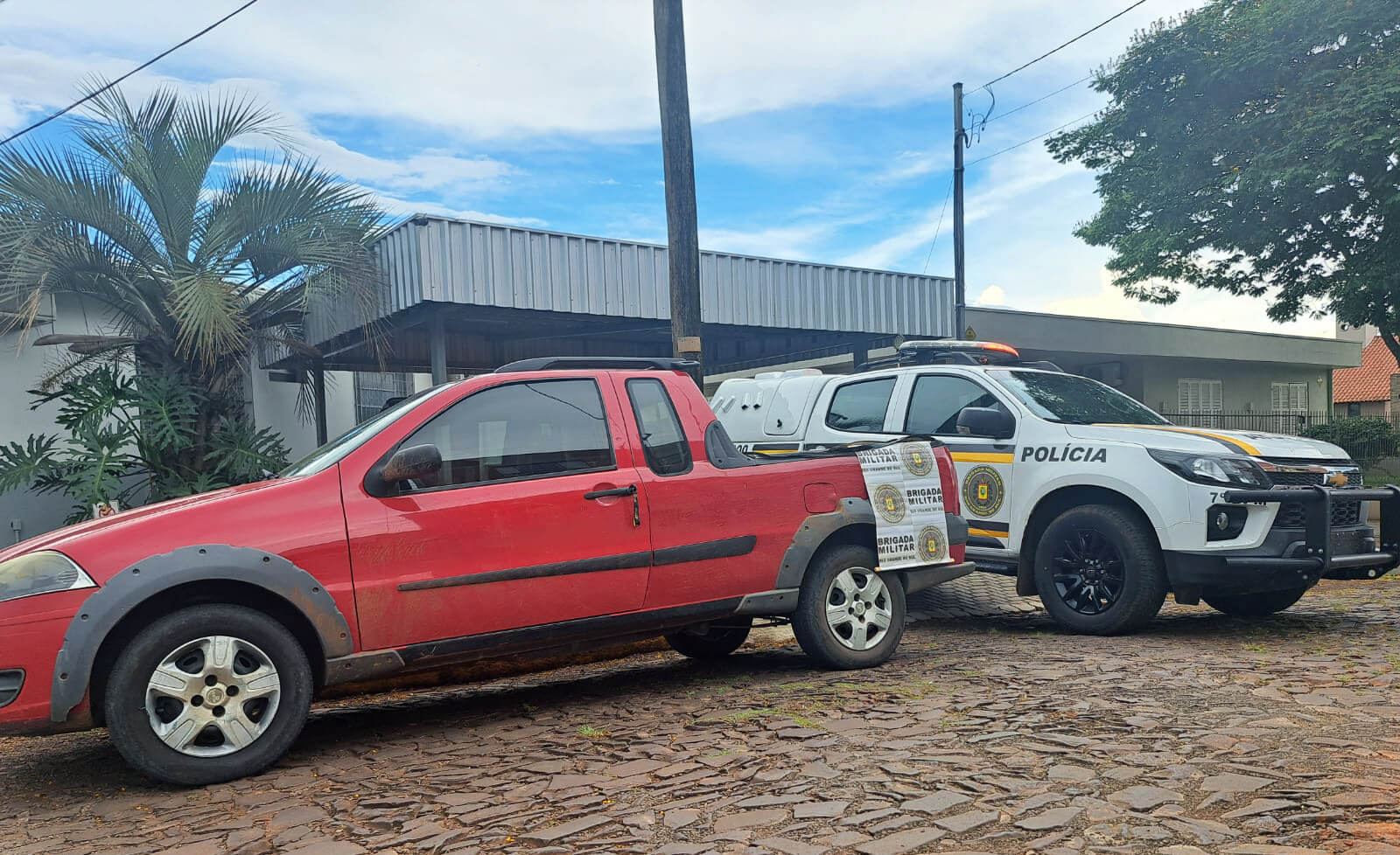 Capa Polícia Militar prende dois homens por roubo de veículo e porte ilegal de armas em Três Passos