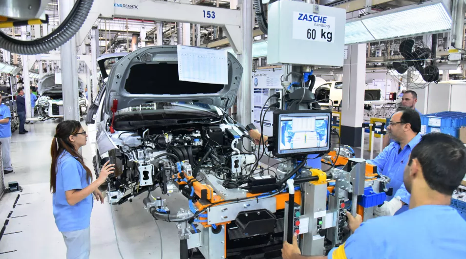 Capa Volkswagen suspende temporariamente produção em fábricas no Brasil