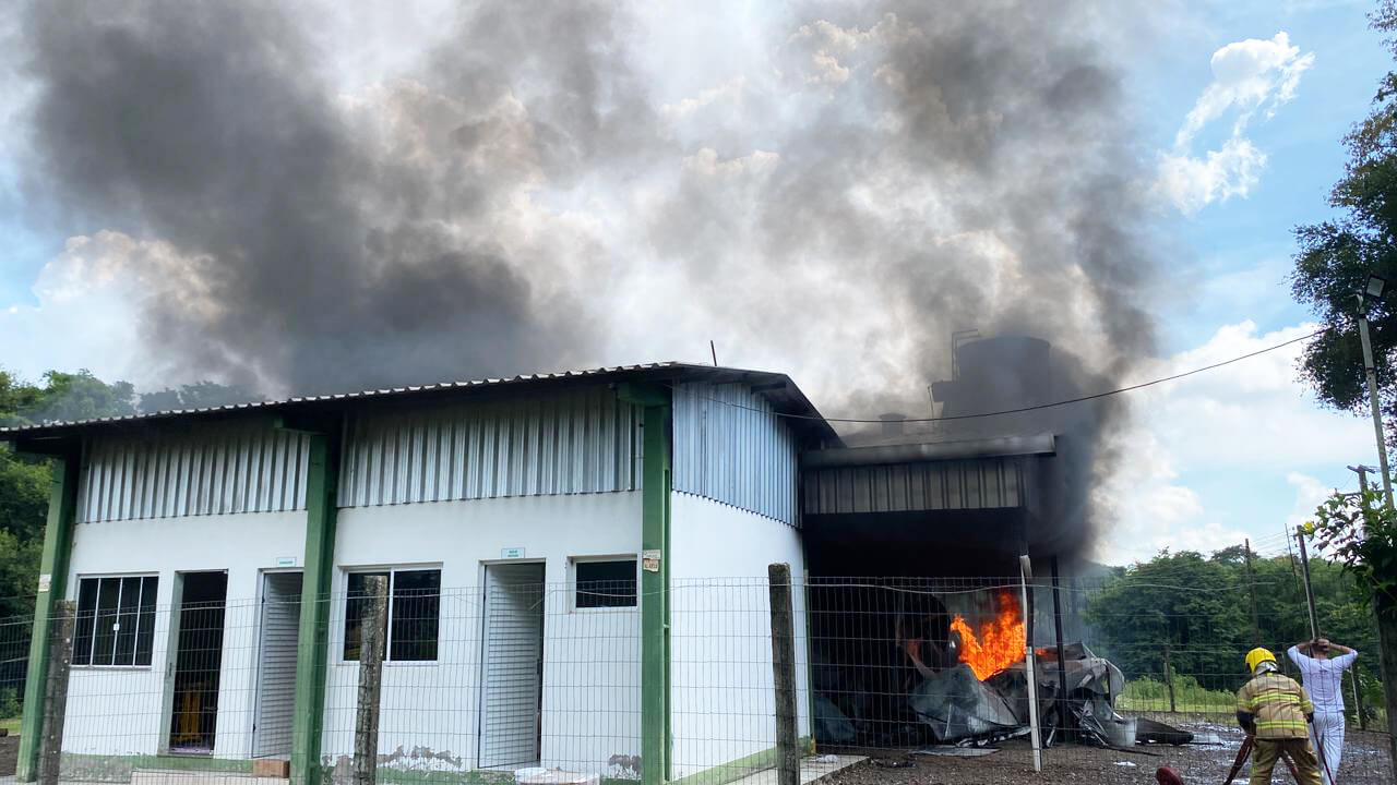 Capa Incêndio de grandes proporções atinge a agroindústria Embutidos Bisolo em Frederico Westphalen