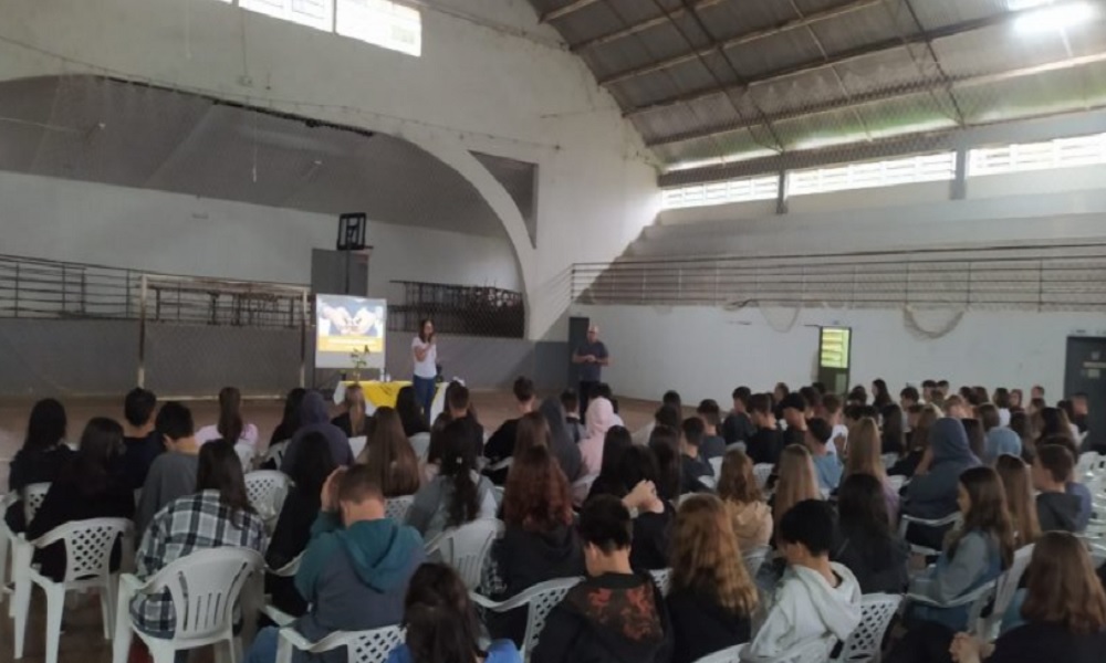 Capa Professor da URI/FW orienta alunos de escolas de Frederico Westphalen