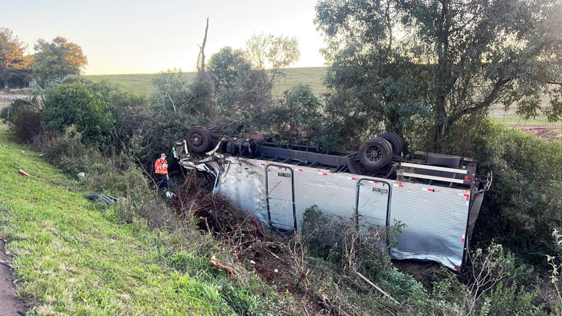 Capa Motorista morre após caminhão capotar e cair em ribanceira no Norte do RS