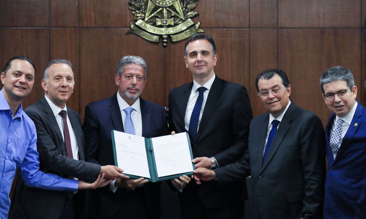 Capa PEC da Reforma Tributária chega ao Senado