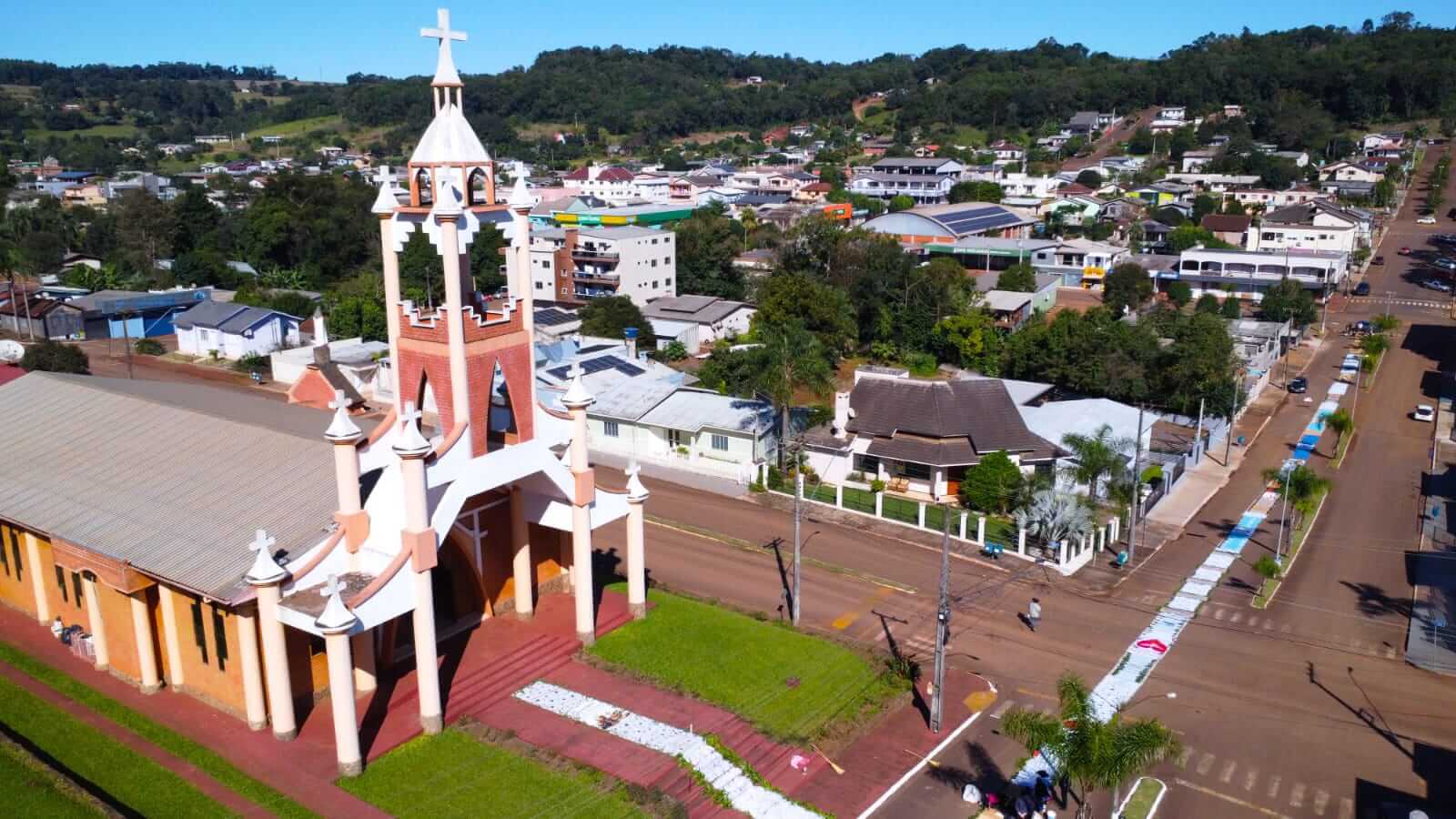 Capa Comunidade Santa Terezinha confecciona tapetes de Corpus Christi em Erval Seco