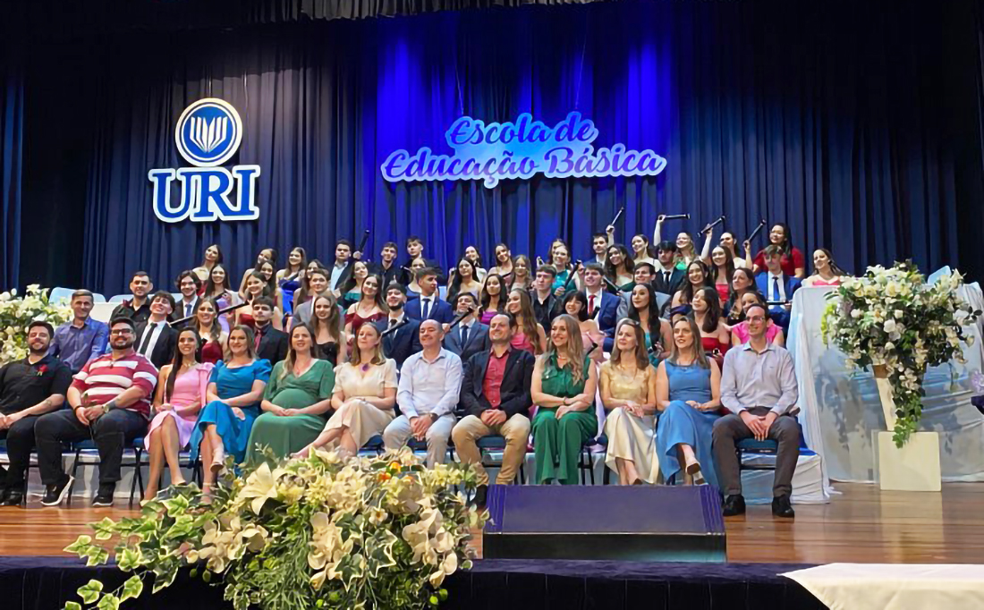 Capa Escola de Educação Básica da URI realiza formaturas