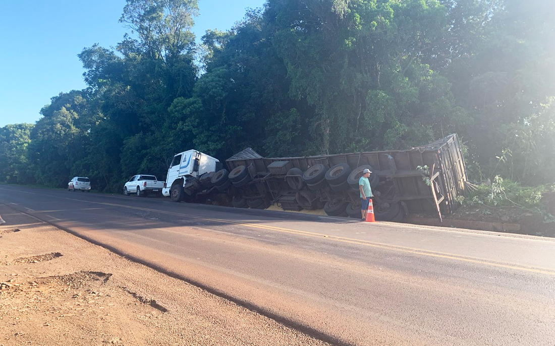 Capa Caminhão carregado de milho tomba e causa lentidão na BR-386, em Seberi