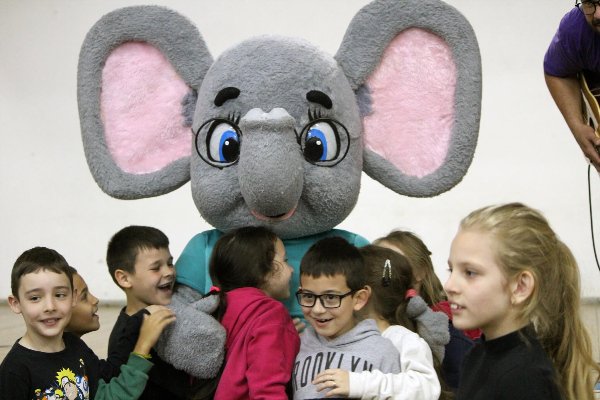 Capa Escolas da 20ª CRE recebem visita do mascote Elefante Letrado 