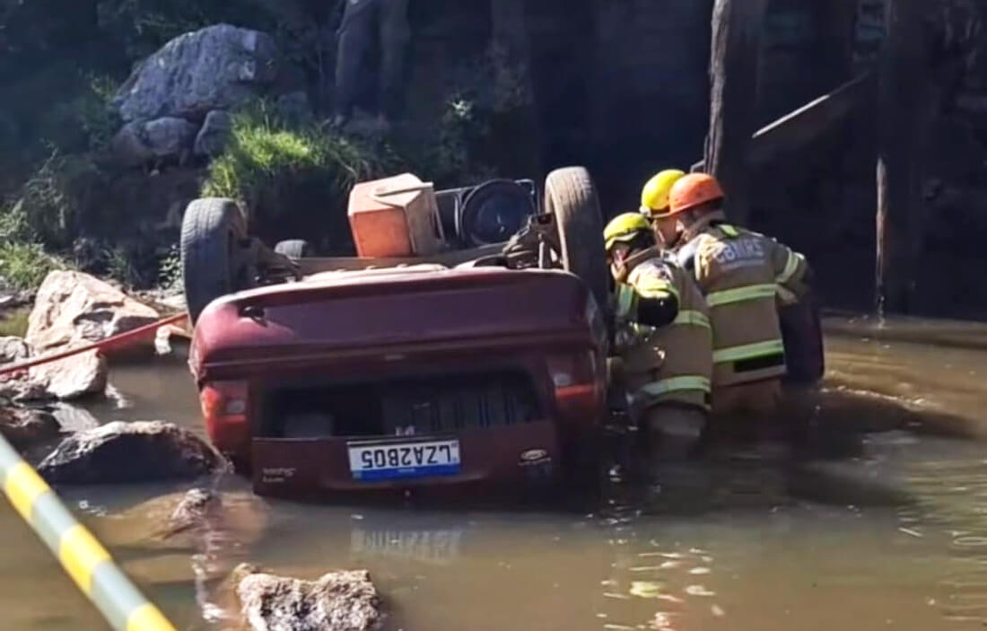 Capa Casal morre após condutor perder o controle e carro cair de ponte no RS