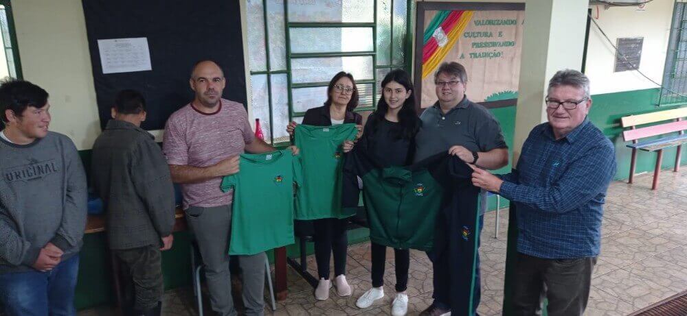 Capa Redentora: Administração entrega uniformes à Rede Escolar