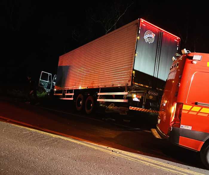 Capa Caminhonete invade contramão e provoca acidente com dois caminhões na BR-386 entre Sarandi e São José das Missões