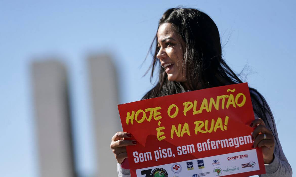 Capa Piso de enfermeiros privados deve ser pago na falta de acordo coletivo