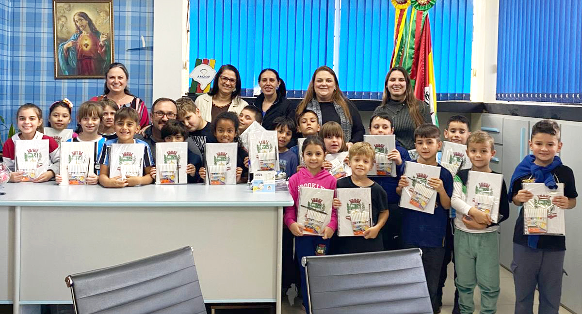 Capa Prefeitura de Vista Alegre recebe alunos em atividade especial da "Aula da Família"