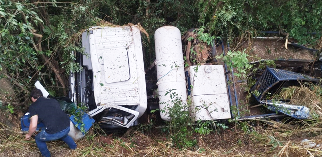 Capa Caminhão cai em ribanceira entre Augusto Pestana e Ijuí