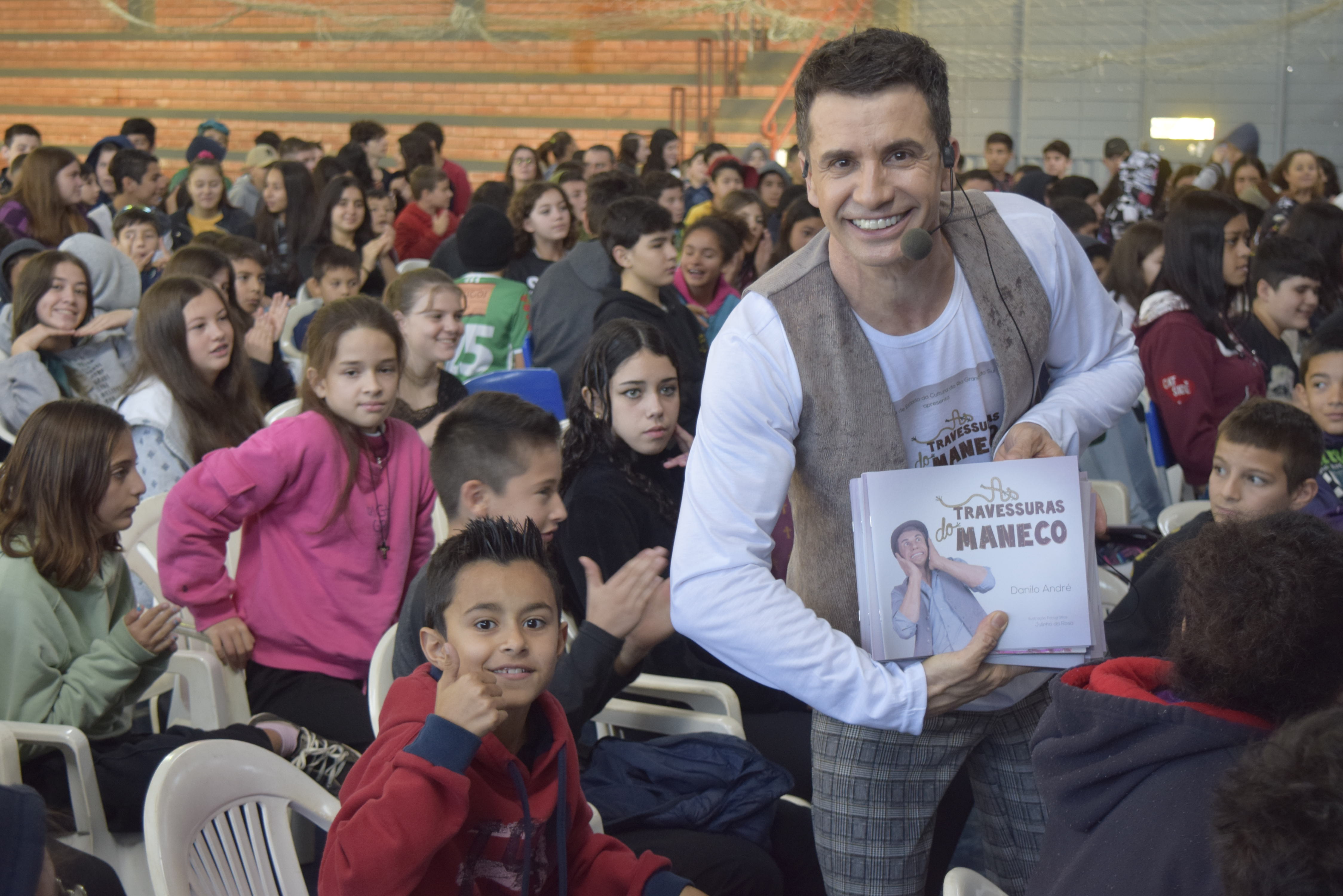 Capa Autor frederiquense apresenta espetáculo e distribui obra para alunos da rede municipal em FW