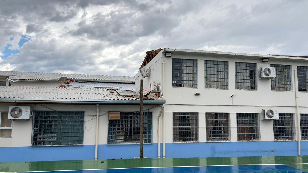 Capa Colégio Estadual Três Mártires tem aulas suspensas após danos causados por temporal