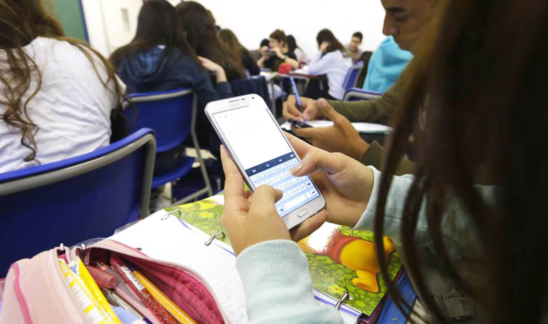 Capa Proposta que proíbe o uso de celular nas escolas é aprovada na Câmara