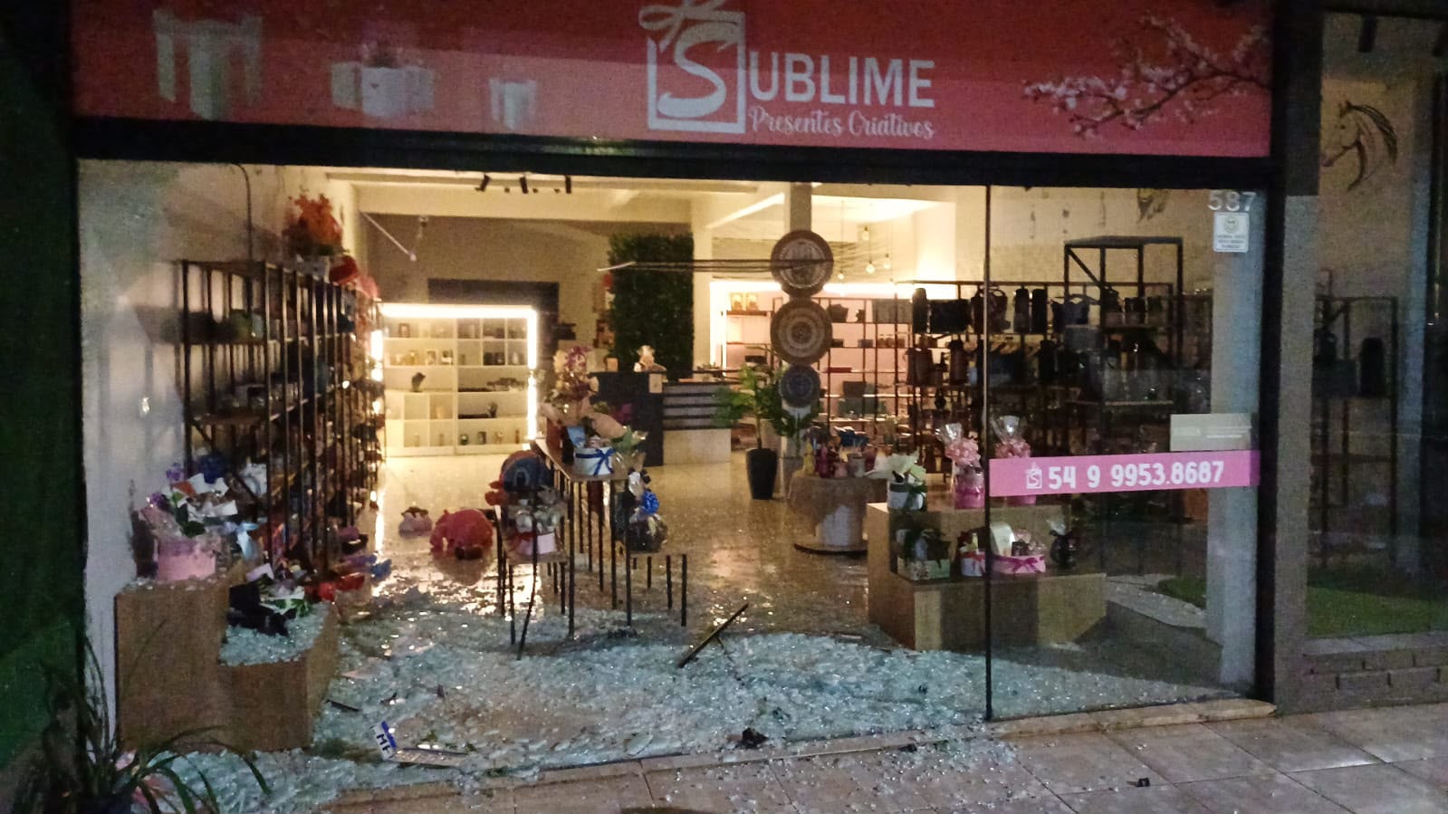 Capa Veículo atinge fachada de loja no centro de Ronda Alta