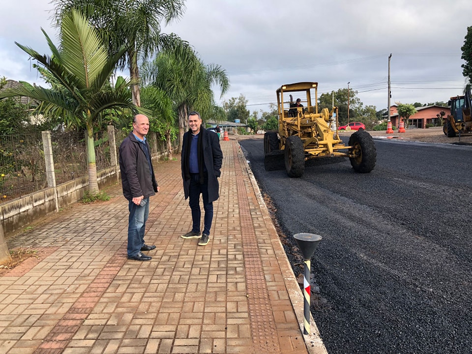 Capa Pavimentação asfáltica é realizada nas ruas próximas à Praça Otacildo Osório Pivetta em Caiçara