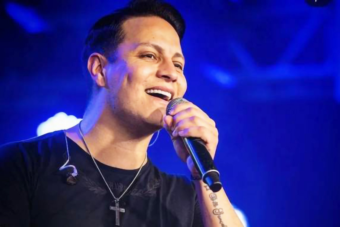 Capa Paulinho Dill, da banda Os Atuais, retorna para casa após meses de tratamento